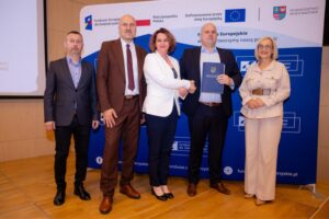 16.06.2025. Kielce. Uroczyste podpisanie 13 umów o dofinansowanie z Europejskiego Funduszu Rozwoju Regionalnego (EFRR) w ramach programu Fundusze Europejskie dla Świętokrzyskiego 2021-2027 / Fot. Urząd Marszałkowski Województwa Świętokrzyskiego