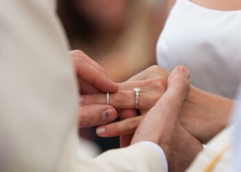 Ksiądz poślubił 16-letnią dziewczynę