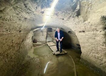 Chmielnik. Marian Zwolski w grocie pod kamienicą / Fot. Dorota Klusek - Radio Kielce
