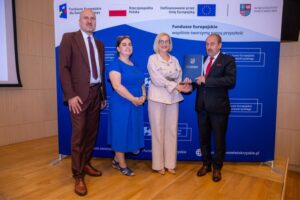 16.06.2025. Kielce. Uroczyste podpisanie 13 umów o dofinansowanie z Europejskiego Funduszu Rozwoju Regionalnego (EFRR) w ramach programu Fundusze Europejskie dla Świętokrzyskiego 2021-2027 / Fot. Urząd Marszałkowski Województwa Świętokrzyskiego