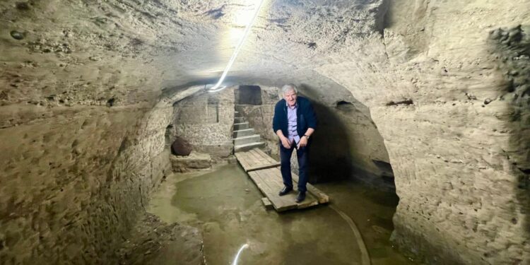 Chmielnik. Marian Zwolski w grocie pod kamienicą / Fot. Dorota Klusek - Radio Kielce
