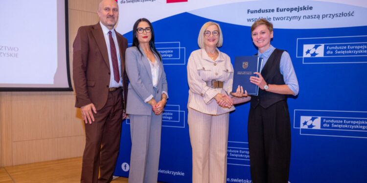 16.06.2025. Kielce. Uroczyste podpisanie 13 umów o dofinansowanie z Europejskiego Funduszu Rozwoju Regionalnego (EFRR) w ramach programu Fundusze Europejskie dla Świętokrzyskiego 2021-2027 / Fot. Urząd Marszałkowski Województwa Świętokrzyskiego