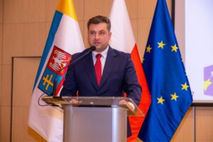 16.06.2025. Kielce. Uroczyste podpisanie 13 umów o dofinansowanie z Europejskiego Funduszu Rozwoju Regionalnego (EFRR) w ramach programu Fundusze Europejskie dla Świętokrzyskiego 2021-2027 / Fot. Urząd Marszałkowski Województwa Świętokrzyskiego
