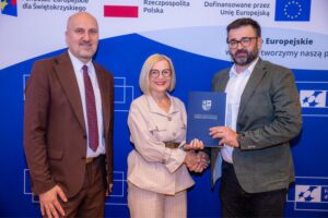 16.06.2025. Kielce. Uroczyste podpisanie 13 umów o dofinansowanie z Europejskiego Funduszu Rozwoju Regionalnego (EFRR) w ramach programu Fundusze Europejskie dla Świętokrzyskiego 2021-2027 / Fot. Urząd Marszałkowski Województwa Świętokrzyskiego