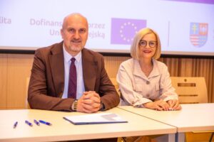 16.06.2025. Kielce. Uroczyste podpisanie 13 umów o dofinansowanie z Europejskiego Funduszu Rozwoju Regionalnego (EFRR) w ramach programu Fundusze Europejskie dla Świętokrzyskiego 2021-2027 / Fot. Urząd Marszałkowski Województwa Świętokrzyskiego