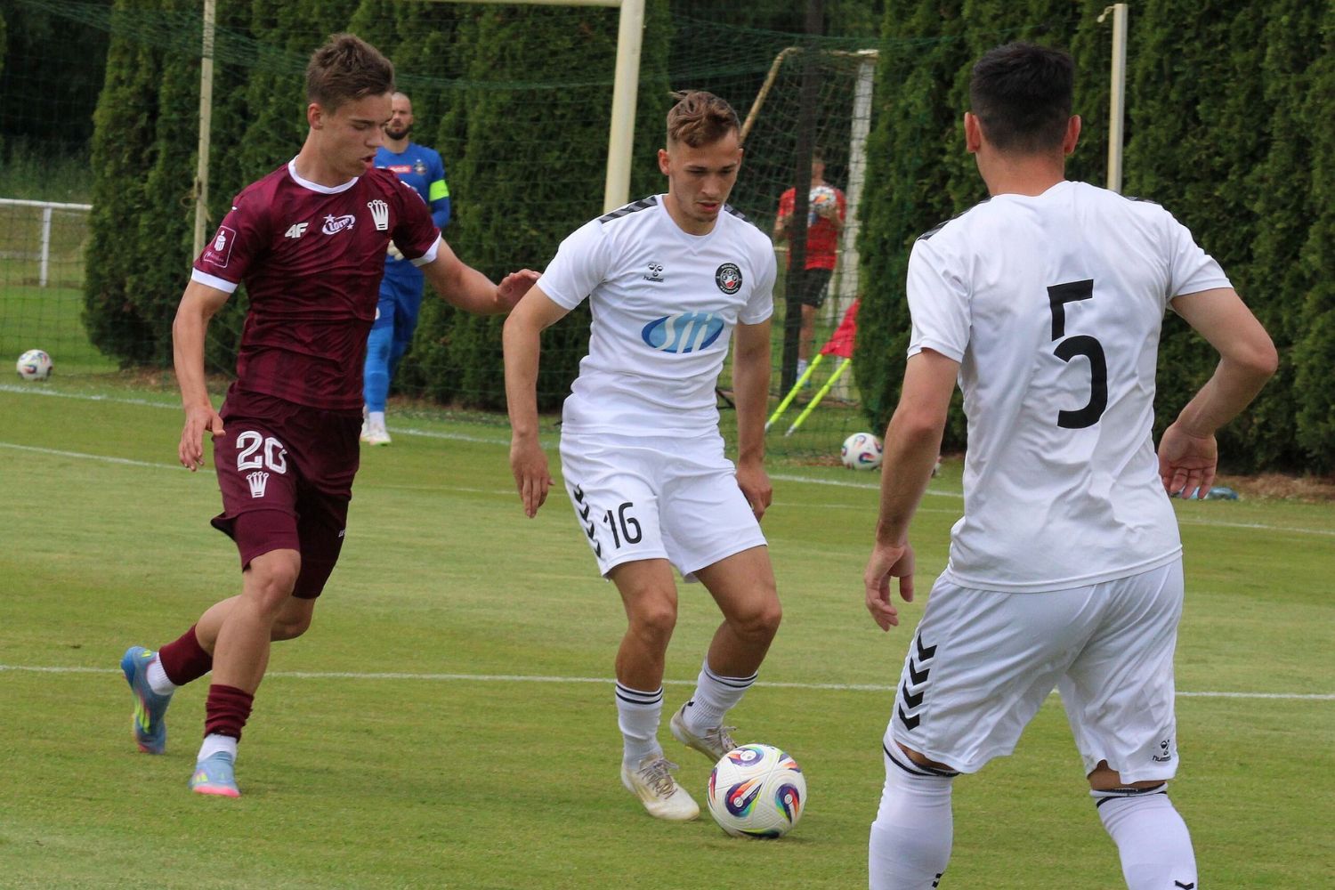 Bezbramkowy sparing Korony. Kontuzja Pau Resty - Radio Kielce 28.06.2025. Mecz Korona Kielce - Polonia Warszawa / Fot Jakub Rożek - Radio Kielce