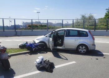 Wypadek w rejonie galerii handlowej. Jedna osoba w szpitalu