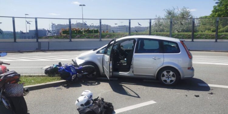 Wypadek w rejonie galerii handlowej. Jedna osoba w szpitalu