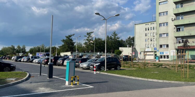 11.06.2025. Sandomierz. Nowe parkingi przy Szpitalu Specjalistycznym Ducha Świętego w Sandomierzu / Fot. Grażyna Szlęzak - Radio Kielce