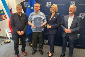 04.06.2025. Kielce. Urząd Marszałkowski Województwa Świętokrzyskiego. Przekazanie umów na dofinansowanie kluczowych prac konserwatorskich, restauratorskich i robót budowlanych w zabytkowych obiektach z Kielc i powiatu kieleckiego / Fot. Iwona Murawska-Bujnowicz – Radio Kielce