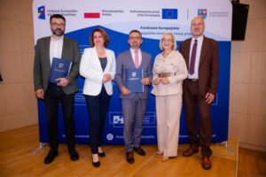 16.06.2025. Kielce. Uroczyste podpisanie 13 umów o dofinansowanie z Europejskiego Funduszu Rozwoju Regionalnego (EFRR) w ramach programu Fundusze Europejskie dla Świętokrzyskiego 2021-2027 / Fot. Urząd Marszałkowski Województwa Świętokrzyskiego