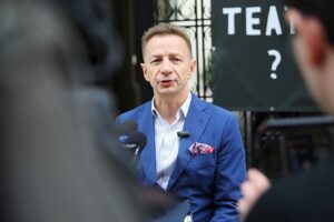 27.06.2025. Kielce. Konferencja Rafała Kasprzyka przy Teatrze im. Stefana Żeromskiego w Kielcach / Fot. Wiktor Taszłow - Radio Kielce