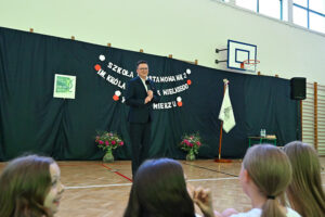 16.06.2025. Sandomierz. Marszałek Sejmu Szymon Hołownia prowadzi lekcję obywatelską w Szkole Podstawowej nr 2 im. Króla Kazimierza Wielkiego w Sandomierzu / Fot. PAP/Piotr Polak
