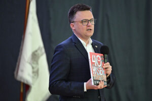 16.06.2025. Sandomierz. Marszałek Sejmu Szymon Hołownia prowadzi lekcję obywatelską w Szkole Podstawowej nr 2 im. Króla Kazimierza Wielkiego w Sandomierzu / Fot. PAP/Piotr Polak