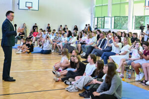 16.06.2025. Sandomierz. Marszałek Sejmu Szymon Hołownia prowadzi lekcję obywatelską w Szkole Podstawowej nr 2 im. Króla Kazimierza Wielkiego w Sandomierzu / Fot. PAP/Piotr Polak