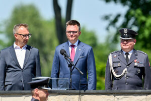 16.06.2025. Sandomierz. Marszałek Sejmu Szymon Hołownia, starosta sandomierski Marcin Piwnik i dowódca 3. batalionu ppłk Wojciech Kuśmierczyk na apelu z okazji przekazania Flagi Rzeczypospolitej Polskiej 3. Batalionowi Radiotechnicznemu w Sandomierzu / Fot. PAP/Piotr Polak