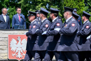 16.06.2025. Sandomierz. Marszałek Sejmu Szymon Hołownia i starosta sandomierski Marcin Piwnik na apelu z okazji przekazania Flagi Rzeczypospolitej Polskiej 3. Batalionowi Radiotechnicznemu w Sandomierzu / Fot. PAP/Piotr Polak