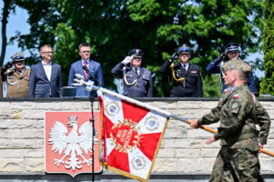 16.06.2025. Sandomierz. Marszałek Sejmu Szymon Hołownia na apelu z okazji przekazania Flagi Rzeczypospolitej Polskiej 3. Batalionowi Radiotechnicznemu w Sandomierzu / Fot. PAP/Piotr Polak