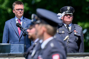 16.06.2025. Sandomierz. Marszałek Sejmu Szymon Hołownia i dowódca 3. batalionu ppłk Wojciech Kuśmierczyk na apelu z okazji przekazania Flagi Rzeczypospolitej Polskiej 3. Batalionowi Radiotechnicznemu w Sandomierzu / Fot. PAP/Piotr Polak