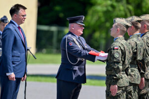 16.06.2025. Sandomierz. Marszałek Sejmu Szymon Hołownia i dowódca 3. batalionu ppłk Wojciech Kuśmierczyk na apelu z okazji przekazania Flagi Rzeczypospolitej Polskiej 3. Batalionowi Radiotechnicznemu w Sandomierzu / Fot. PAP/Piotr Polak