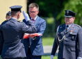 16.06.2025. Sandomierz. Marszałek Sejmu Szymon Hołownia i dowódca 3. batalionu ppłk Wojciech Kuśmierczyk na apelu z okazji przekazania Flagi Rzeczypospolitej Polskiej 3. Batalionowi Radiotechnicznemu w Sandomierzu / Fot. PAP/Piotr Polak