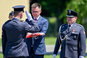 16.06.2025. Sandomierz. Marszałek Sejmu Szymon Hołownia i dowódca 3. batalionu ppłk Wojciech Kuśmierczyk na apelu z okazji przekazania Flagi Rzeczypospolitej Polskiej 3. Batalionowi Radiotechnicznemu w Sandomierzu / Fot. PAP/Piotr Polak