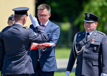 16.06.2025. Sandomierz. Marszałek Sejmu Szymon Hołownia i dowódca 3. batalionu ppłk Wojciech Kuśmierczyk na apelu z okazji przekazania Flagi Rzeczypospolitej Polskiej 3. Batalionowi Radiotechnicznemu w Sandomierzu / Fot. PAP/Piotr Polak