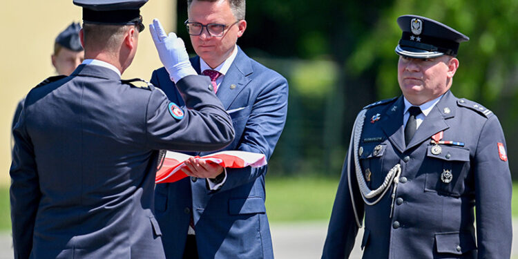 16.06.2025. Sandomierz. Marszałek Sejmu Szymon Hołownia i dowódca 3. batalionu ppłk Wojciech Kuśmierczyk na apelu z okazji przekazania Flagi Rzeczypospolitej Polskiej 3. Batalionowi Radiotechnicznemu w Sandomierzu / Fot. PAP/Piotr Polak