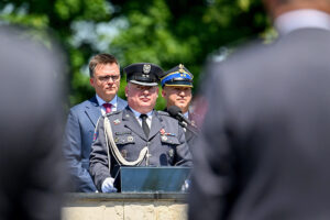 16.06.2025. Sandomierz. Marszałek Sejmu Szymon Hołownia i dowódca 3. batalionu ppłk Wojciech Kuśmierczyk na apelu z okazji przekazania Flagi Rzeczypospolitej Polskiej 3. Batalionowi Radiotechnicznemu w Sandomierzu / Fot. PAP/Piotr Polak