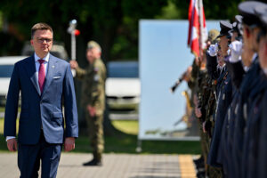 16.06.2025. Sandomierz. Marszałek Sejmu Szymon Hołownia na apelu z okazji przekazania Flagi Rzeczypospolitej Polskiej 3. Batalionowi Radiotechnicznemu w Sandomierzu / Fot. PAP/Piotr Polak