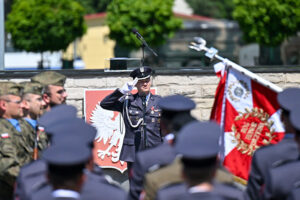 16.06.2025. Sandomierz. Apel z okazji przekazania Flagi Rzeczypospolitej Polskiej 3. Batalionowi Radiotechnicznemu w Sandomierzu / Fot. PAP/Piotr Polak