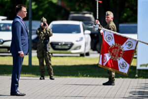 16.06.2025. Sandomierz. Marszałek Sejmu Szymon Hołownia na apelu z okazji przekazania Flagi Rzeczypospolitej Polskiej 3. Batalionowi Radiotechnicznemu w Sandomierzu / Fot. PAP/Piotr Polak