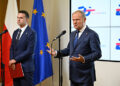 27.06.2025. Bruksela, Belgia. Premier RP Donald Tusk (P) i rzecznik rządu Adam Szłapka (L) podczas konferencji prasowej po ostatnim szczycie unijnym za polskiej prezydencji w Brukseli / Fot. PAP/Wiktor Dąbkowski