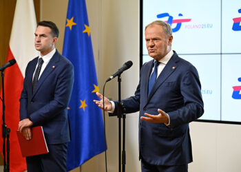 27.06.2025. Bruksela, Belgia. Premier RP Donald Tusk (P) i rzecznik rządu Adam Szłapka (L) podczas konferencji prasowej po ostatnim szczycie unijnym za polskiej prezydencji w Brukseli / Fot. PAP/Wiktor Dąbkowski