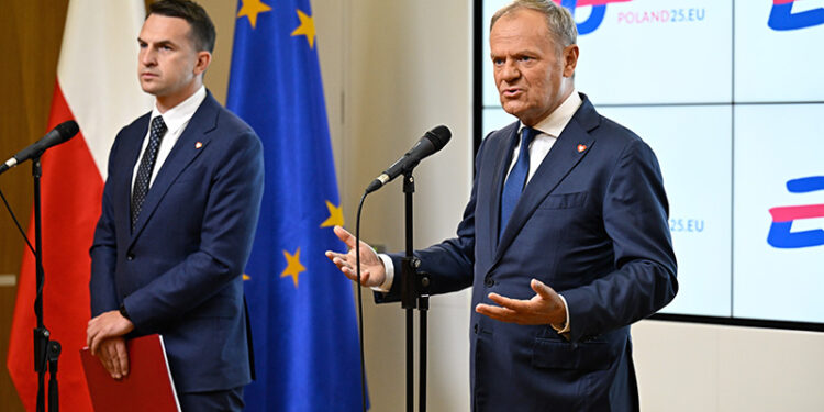 27.06.2025. Bruksela, Belgia. Premier RP Donald Tusk (P) i rzecznik rządu Adam Szłapka (L) podczas konferencji prasowej po ostatnim szczycie unijnym za polskiej prezydencji w Brukseli / Fot. PAP/Wiktor Dąbkowski