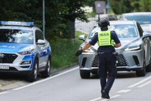 28.06.2025. Stara Wieś. Służby prowadzą poszukiwania sprawcy strzelaniny w domu jednorodzinnym w Starej Wsi / Fot. PAP/Grzegorz Momot