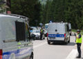 28.06.2025. Stara Wieś. Służby prowadzą poszukiwania sprawcy strzelaniny w domu jednorodzinnym w Starej Wsi / Fot. PAP/Grzegorz Momot