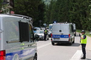 28.06.2025. Stara Wieś. Służby prowadzą poszukiwania sprawcy strzelaniny w domu jednorodzinnym w Starej Wsi / Fot. PAP/Grzegorz Momot