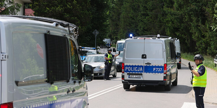 28.06.2025. Stara Wieś. Służby prowadzą poszukiwania sprawcy strzelaniny w domu jednorodzinnym w Starej Wsi / Fot. PAP/Grzegorz Momot