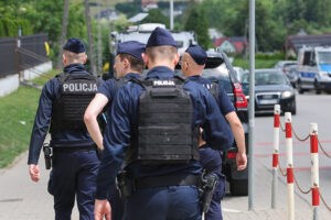 28.06.2025. Stara Wieś. Służby prowadzą poszukiwania sprawcy strzelaniny w domu jednorodzinnym w Starej Wsi / Fot. PAP/Grzegorz Momot