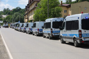 28.06.2025. Stara Wieś. Służby prowadzą poszukiwania sprawcy strzelaniny w domu jednorodzinnym w Starej Wsi / Fot. PAP/Grzegorz Momot