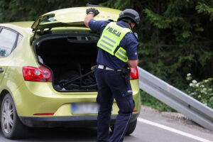 28.06.2025. Stara Wieś. Służby prowadzą poszukiwania sprawcy strzelaniny w domu jednorodzinnym w Starej Wsi / Fot. PAP/Grzegorz Momot