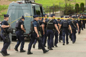 29.06.2025. Stara Wieś. Służby prowadzą poszukiwania sprawcy strzelaniny w domu jednorodzinnym w Starej Wsi / Fot. PAP/Grzegorz Momot