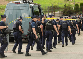 29.06.2025. Stara Wieś. Służby prowadzą poszukiwania sprawcy strzelaniny w domu jednorodzinnym w Starej Wsi / Fot. PAP/Grzegorz Momot