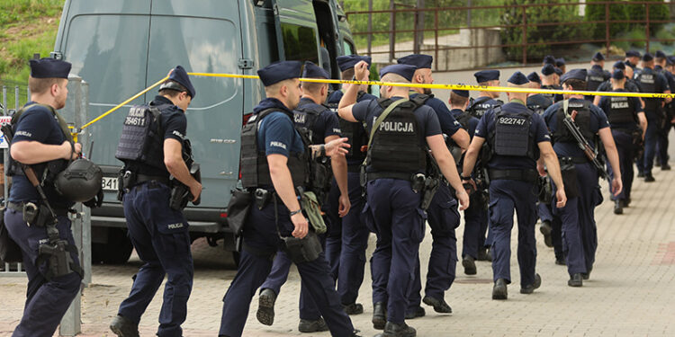 29.06.2025. Stara Wieś. Służby prowadzą poszukiwania sprawcy strzelaniny w domu jednorodzinnym w Starej Wsi / Fot. PAP/Grzegorz Momot