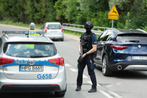 29.06.2025. Stara Wieś. Służby prowadzą poszukiwania sprawcy strzelaniny w domu jednorodzinnym w Starej Wsi / Fot. PAP/Grzegorz Momot
