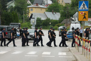 29.06.2025. Stara Wieś. Służby prowadzą poszukiwania sprawcy strzelaniny w domu jednorodzinnym w Starej Wsi / Fot. PAP/Grzegorz Momot