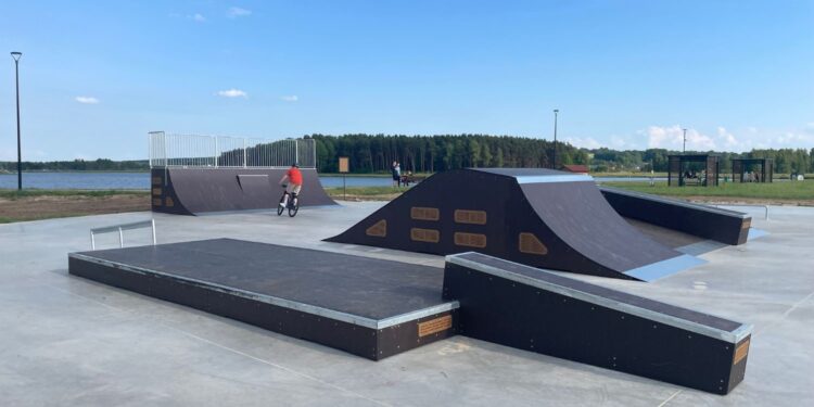 Skatepark przy zalewie Antoniów w gminie Radoszyce / Fot. Magdalena Galas-Klusek - Radio Kielce