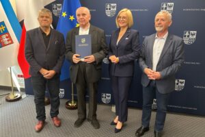 04.06.2025. Kielce. Urząd Marszałkowski Województwa Świętokrzyskiego. Przekazanie umów na dofinansowanie kluczowych prac konserwatorskich, restauratorskich i robót budowlanych w zabytkowych obiektach z Kielc i powiatu kieleckiego / Fot. Iwona Murawska-Bujnowicz – Radio Kielce