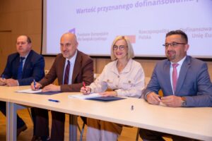 16.06.2025. Kielce. Uroczyste podpisanie 13 umów o dofinansowanie z Europejskiego Funduszu Rozwoju Regionalnego (EFRR) w ramach programu Fundusze Europejskie dla Świętokrzyskiego 2021-2027 / Fot. Urząd Marszałkowski Województwa Świętokrzyskiego